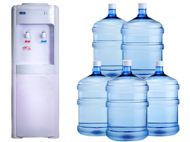 Dispensador blanco con pedestal junto a cinco bidones de 20 litros