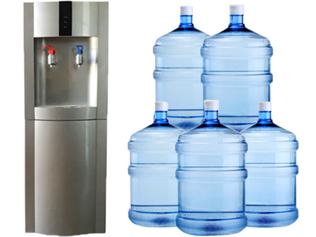 Máquina dispensadora plateada junto a cinco bidones de 20 litros