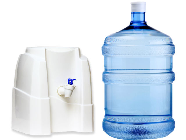 Soporte plástico blanco junto a un bidón de 20 litros