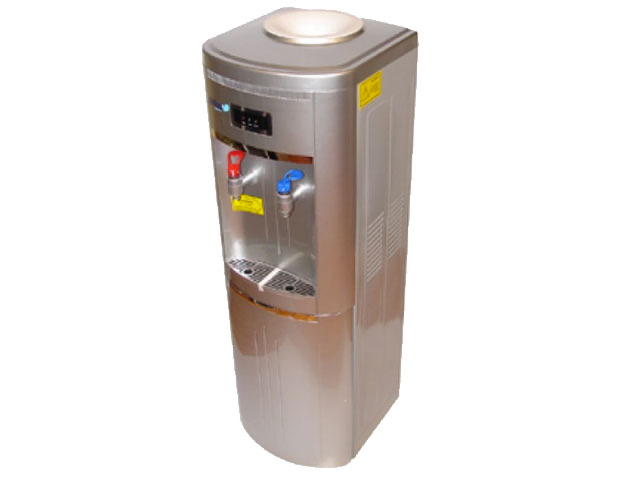 Dispensador plateado con pedestal y frigobar