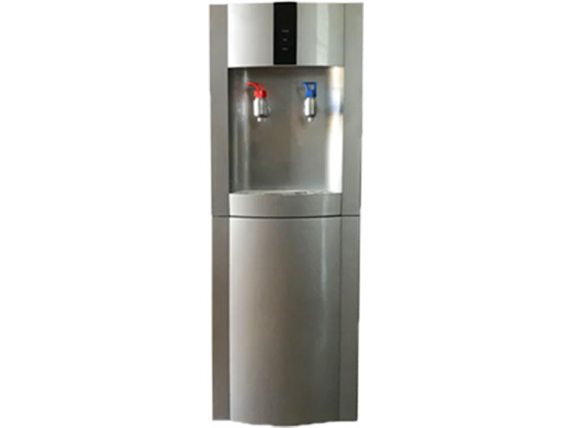 Máquina dispensadora plateada con pedestal